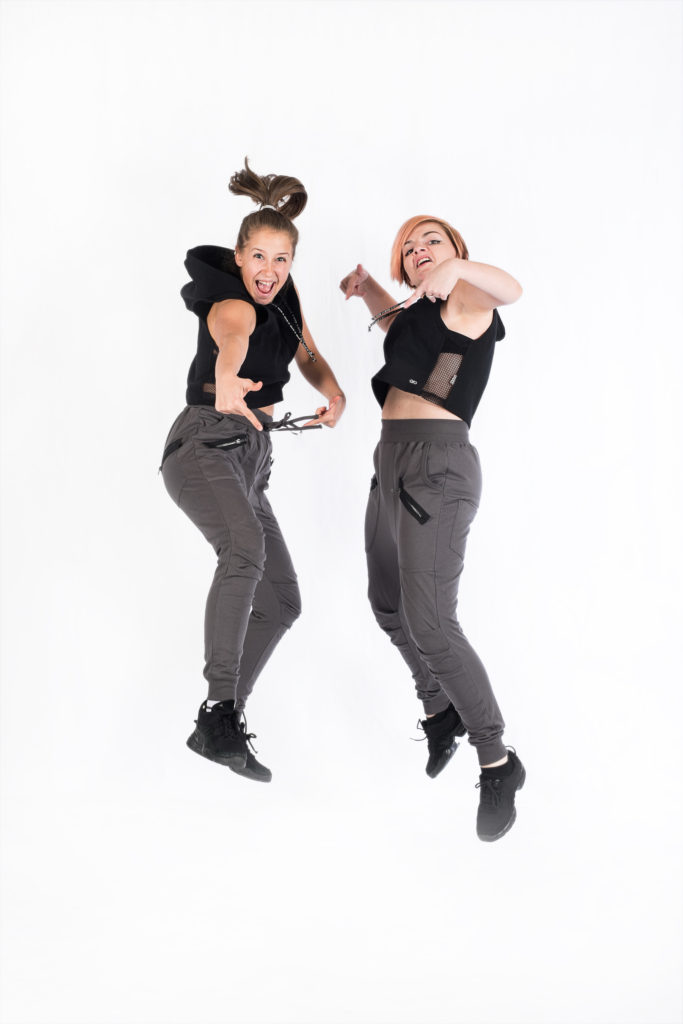 Photo de deux élèves dansant le Hip Hop